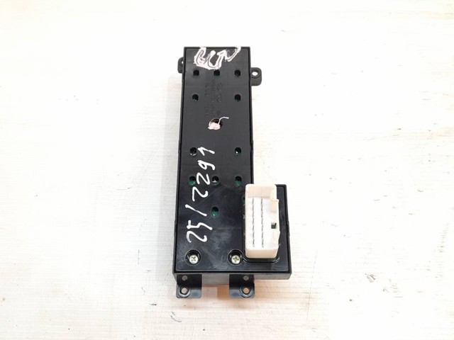 935702L010 Interruptor de elevalunas delantera izquierda  en stock Castellón