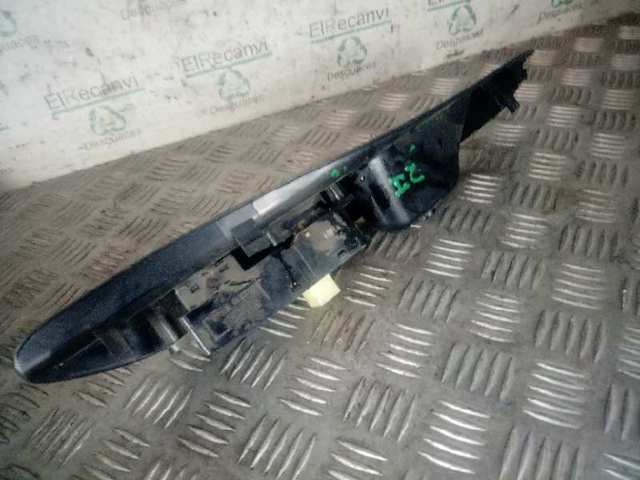 935704A000 HYUNDAI Interruptor de elevalunas delantera izquierda  en stock Córdoba