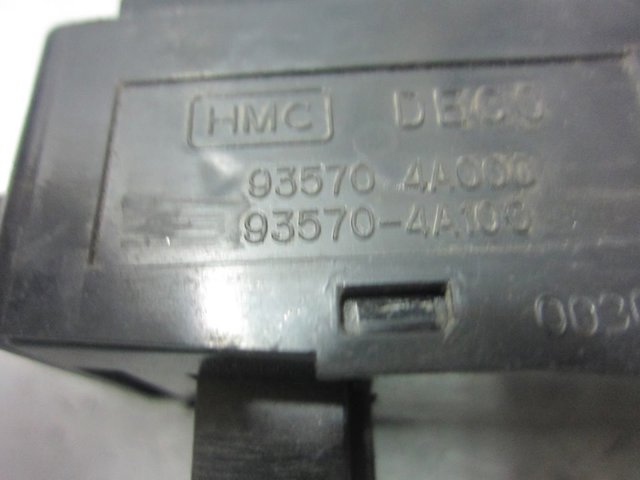 935704A000 Interruptor de elevalunas delantera izquierda  en stock Granada