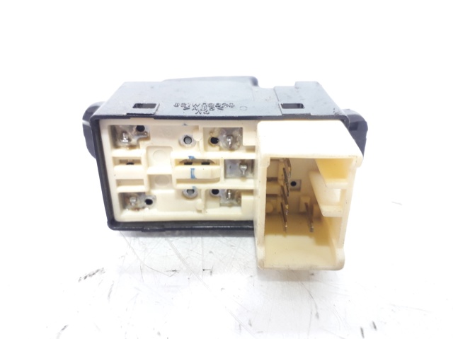 935782D000 Botón de encendido del motor del elevalunas delantero derecho  comprar en Reus
