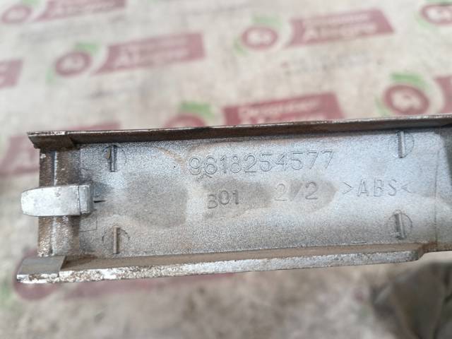 Pestaña del faro derecho 9618254577 PEUGEOT