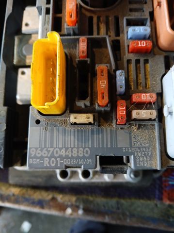 Caja de fusibles Citroen C4 UA