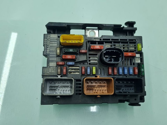 9675877980 PEUGEOT Caja de fusibles  comprar en Oviedo