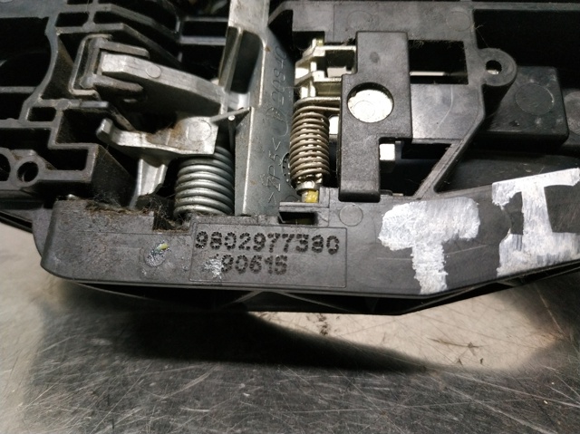 9802977380 PEUGEOT Soporte de manija exterior de puerta trasera izquierda  en stock Córdoba