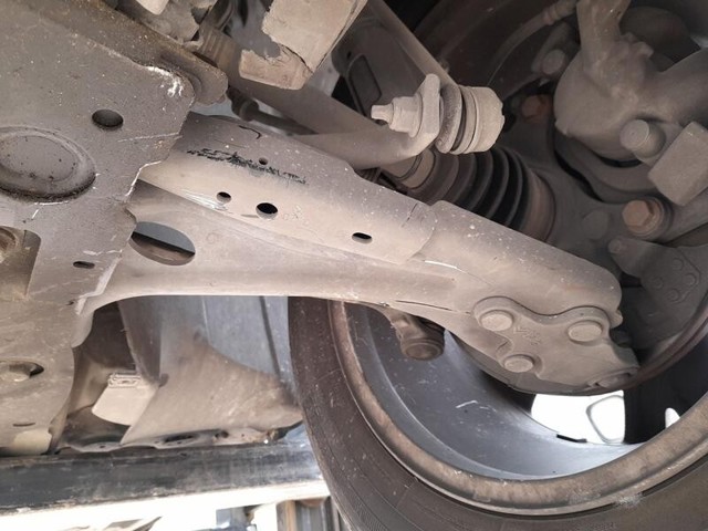9846329580 Brazo inferior izquierdo de la suspensión delantera  disponible Utrera