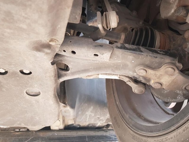 PEUGEOT 9846329580 Brazo inferior izquierdo de la suspensión delantera  en stock Terrassa
