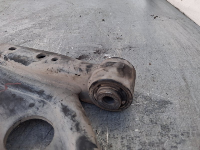 PEUGEOT 9846329580 Brazo inferior izquierdo de la suspensión delantera  en stock Terrassa