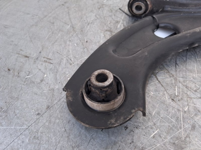 9846329780 Brazo inferior izquierdo de la suspensión delantera  en stock Sabadell