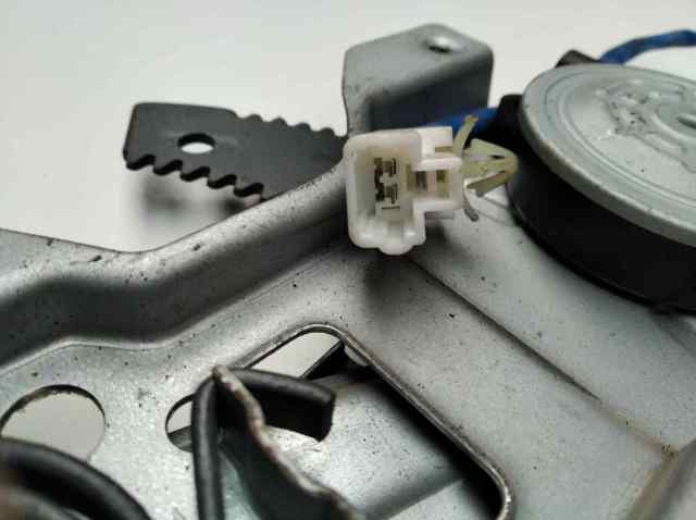 9882017100 Motor del elevalunas de la puerta delantera derecha comprar Sevilla