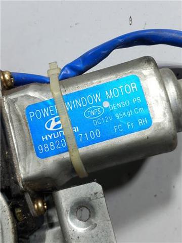 9882017100 Motor del elevalunas de la puerta delantera derecha  disponible Málaga