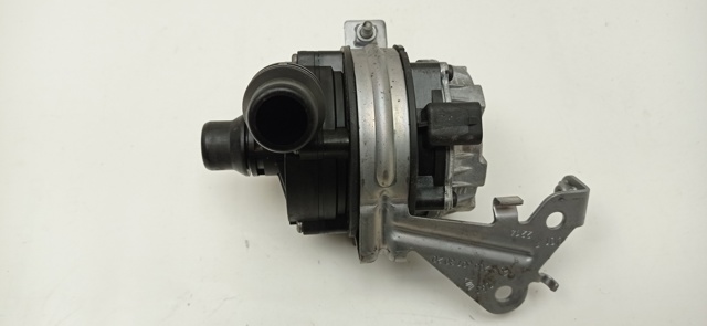 MERCEDES A0005002686 Bomba de agua del inversor  en stock Valencia