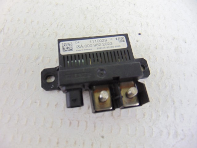 A0009822023 Relé de control de carga de batería  disponible Málaga