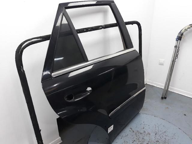 A1647300205 MERCEDES Puerta trasera derecha  comprar en Lleida
