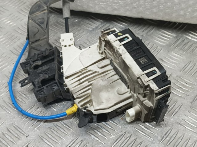 A1667200435 Cerradura de puerta delantera derecha  en stock Castellón