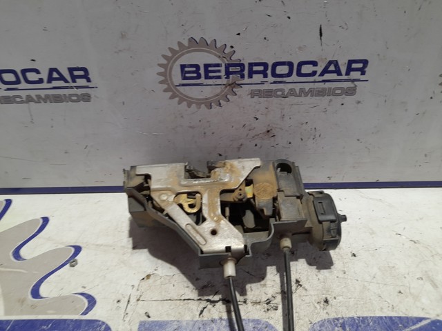 Cerradura de puerta trasera derecha A1687301635 Mercedes