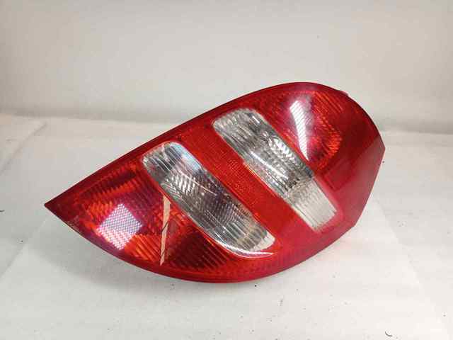 A1698200464 Piloto trasero derecho  en stock Sabadell