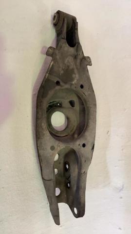 A2023500206 Brazo inferior trasero izquierdo/derecho  disponible Málaga
