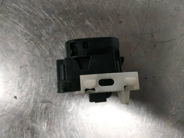 A2038200210 MERCEDES Botón de elevalunas delantero derecho comprar Alcalá