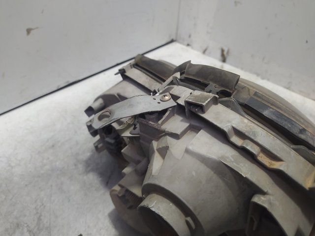 A2038200261 Faro derecho  disponible Utrera