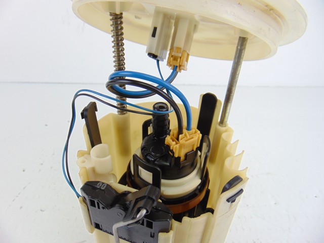 A2044700594 Módulo de bomba de combustible con sensor de nivel de combustible  disponible Utrera