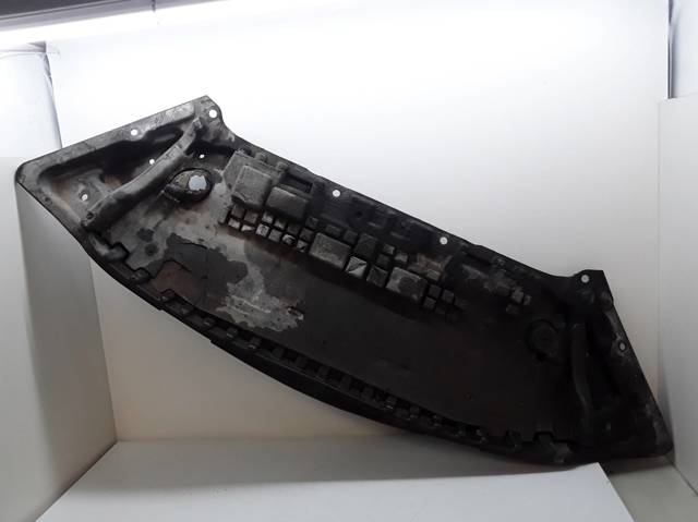 Protector antiempotramiento del motor delantera A2045200723 MERCEDES