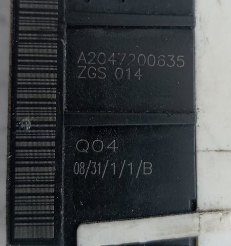 A2047200635 MERCEDES Cerradura de puerta delantera derecha  en stock Gandía