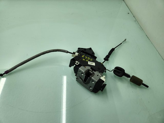 A2047200635 Cerradura de puerta delantera derecha  en stock Sabadell