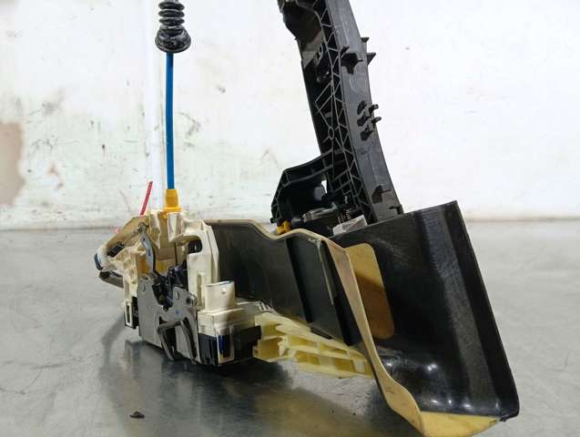 A2047201835 Cerradura de puerta delantera derecha  en stock Sabadell