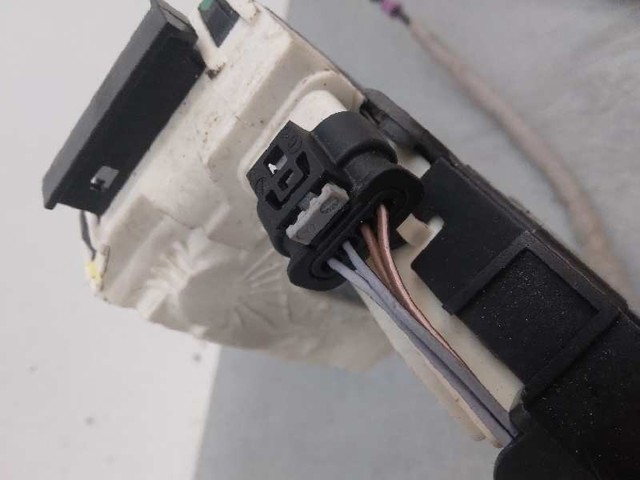 A2047301435 MERCEDES Cerradura de la puerta trasera derecha  en stock Córdoba