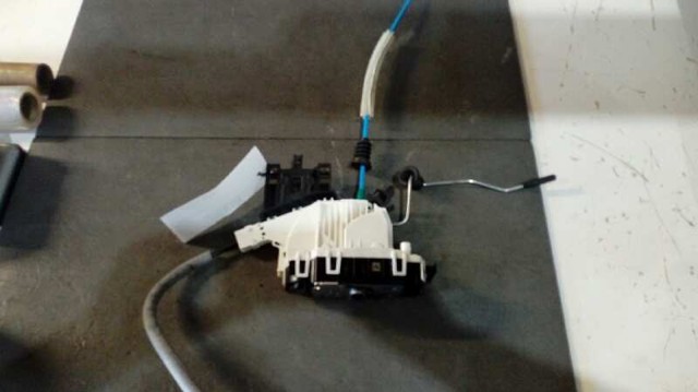 A2047302735 MERCEDES Cerradura de puerta trasera izquierda comprar Alcalá