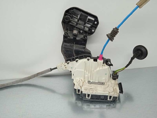 A2047302735 MERCEDES Cerradura de puerta trasera izquierda  en stock Córdoba