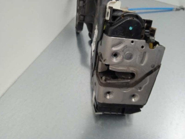 MERCEDES A2047302735 Cerradura de puerta trasera izquierda  en stock Salamanca