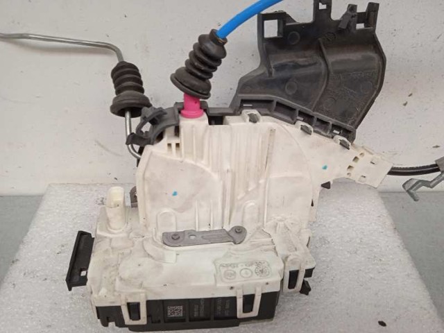 A2047302835 MERCEDES Cerradura de la puerta trasera derecha  en stock Córdoba