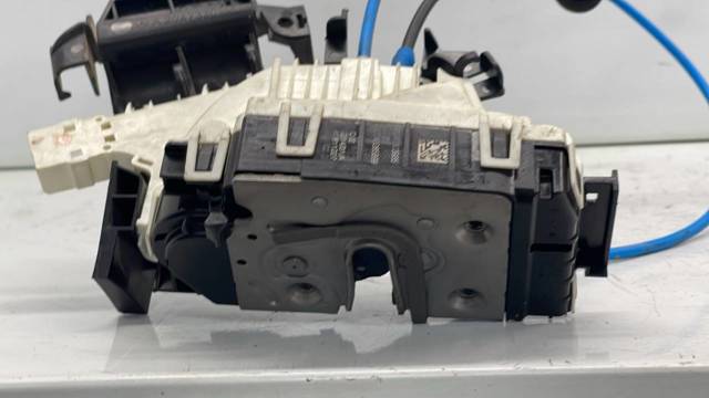 MERCEDES A2047303935 Cerradura de puerta trasera izquierda  en stock Salamanca