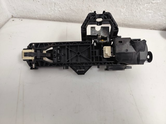 A2047600534 MERCEDES Soporte de manija exterior de puerta delantera izquierda  en stock Gandía