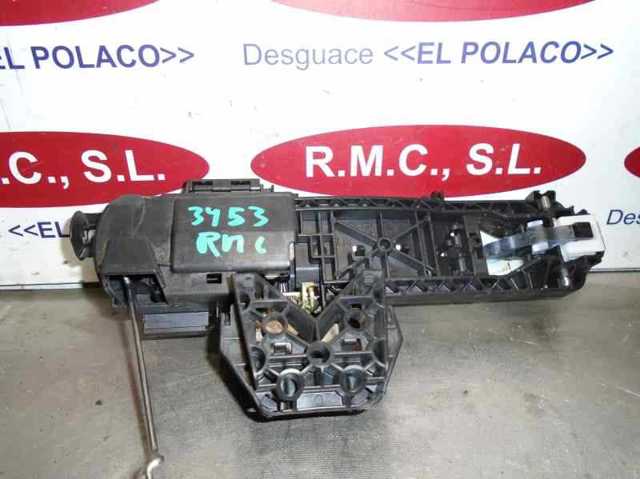 A2047601700 Soporte de manija exterior de puerta delantera izquierda  disponible Burgos