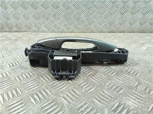 A2047601800 Soporte de manija exterior de puerta delantera derecha  disponible Málaga