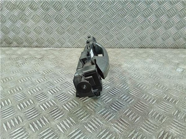 A2047601800 Soporte de manija exterior de puerta delantera derecha  disponible Málaga