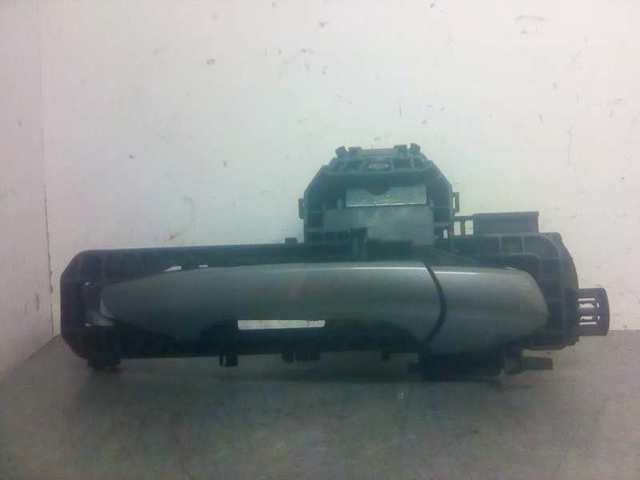 A2047601800 Soporte de manija exterior de puerta delantera derecha  disponible Málaga
