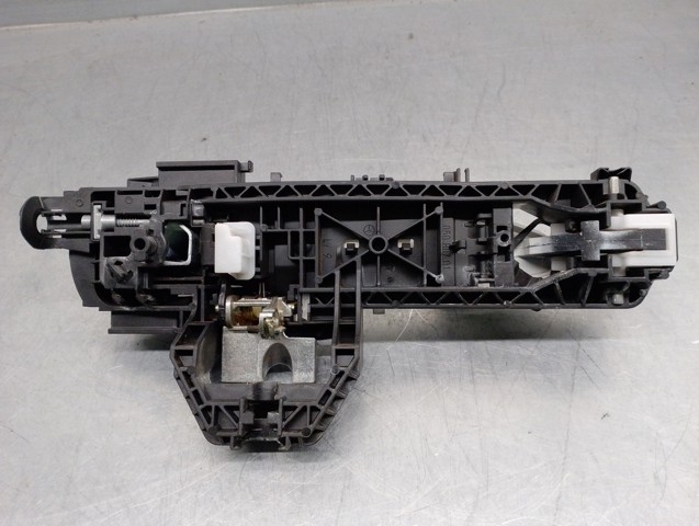 A2047602134 Soporte de manija exterior de puerta trasera izquierda  en stock Granada