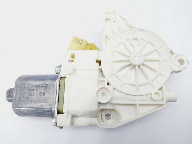 A2048200242 MERCEDES Motor del elevalunas de la puerta delantera derecha  en stock Gandía