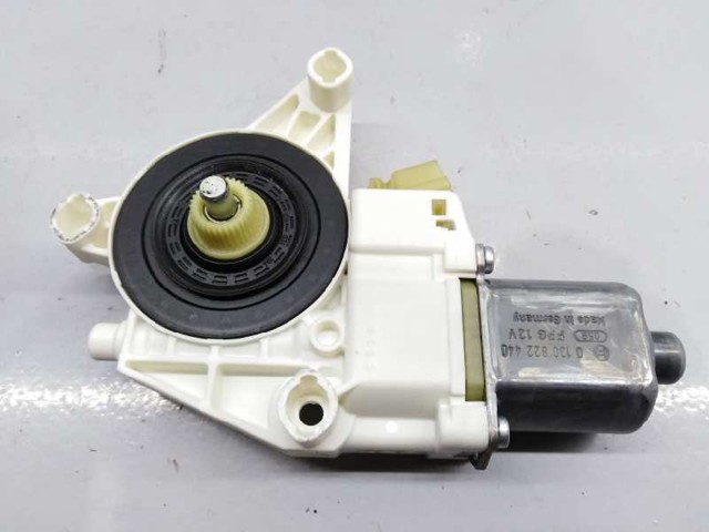 A2048200242 Motor del elevalunas de la puerta delantera derecha  en stock Castellón