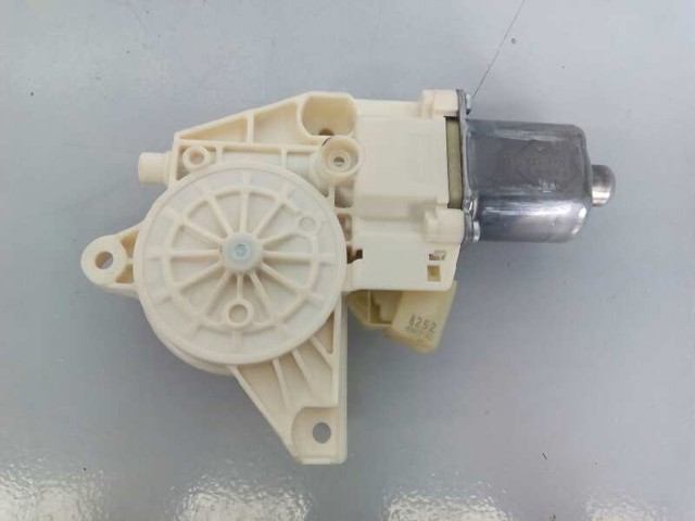 A2048200242 MERCEDES Motor del elevalunas de la puerta delantera derecha comprar Madrid