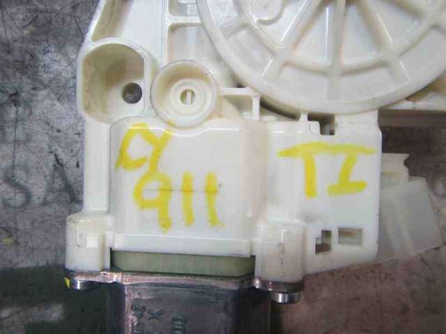A2048200542 Motor del elevalunas de la puerta trasera izquierda  disponible Málaga