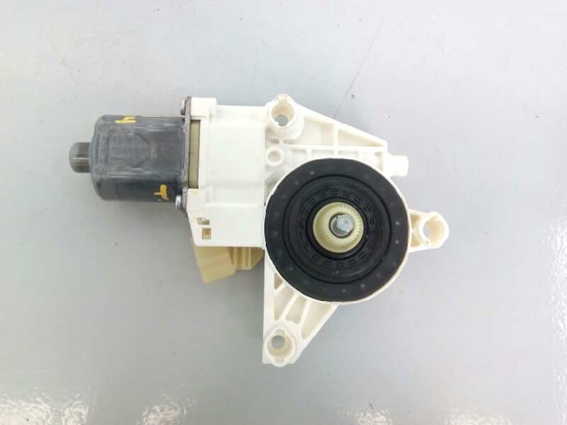 MERCEDES A2048200542 Motor del elevalunas de la puerta trasera izquierda  en stock Terrassa