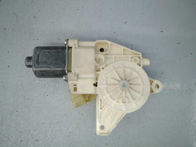 A2048200642 Motor del elevalunas de la puerta trasera derecha comprar Girona