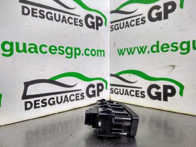A2048706410 MERCEDES Botón de bloqueo de puertas  en stock Gandía