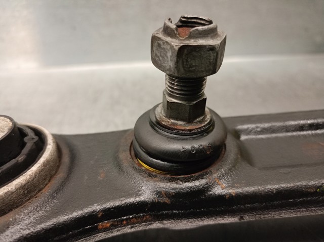 A2113308107 MERCEDES Brazo inferior izquierdo de la suspensión delantera  en stock Córdoba