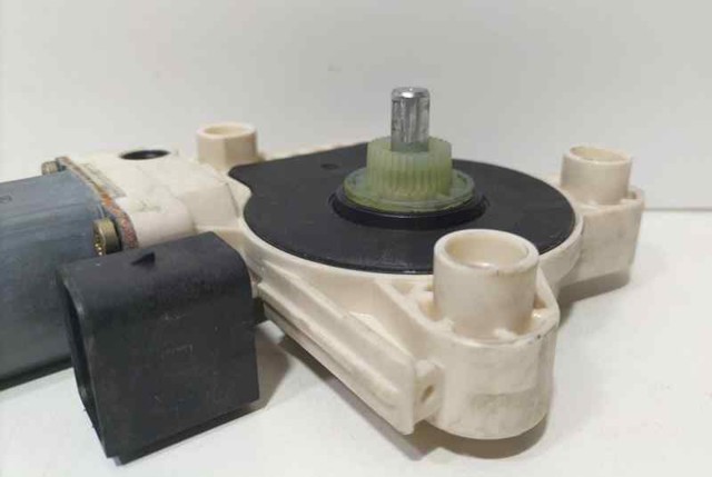 A2118202442 MERCEDES Motor del elevalunas de la puerta trasera derecha  comprar en Jaén