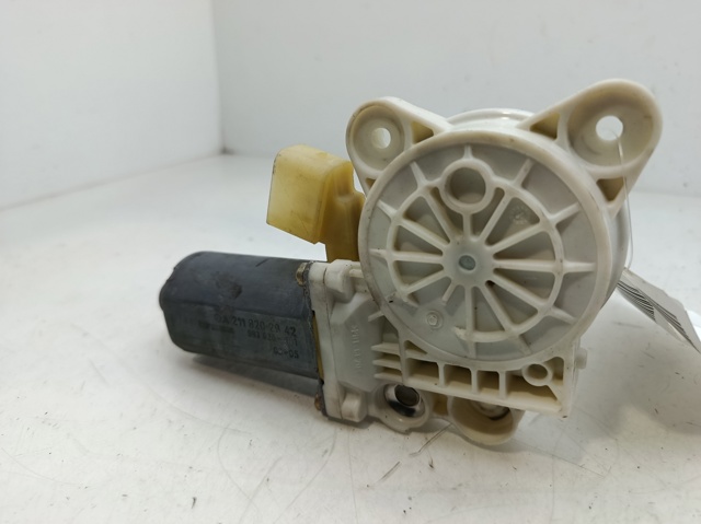 A2118202942 Motor del elevalunas de la puerta delantera izquierda  disponible Málaga